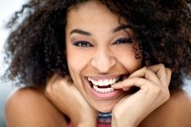 Nahaufnahme Porträt einer glücklichen jungen Frau — Stockfoto