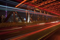 Autos, die nachts über Brücke fahren, Langzeitbelichtung, Shanghai, China — Stockfoto