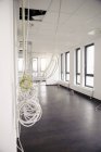 Кабели питания и сети, свисающие с нового офисного потолка — стоковое фото