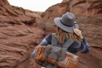 Frau wandert in page, arizona, USA — Stockfoto
