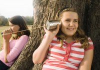 Enfants avec des téléphones de canette d'étain — Photo de stock