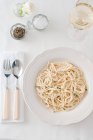 Nahaufnahme der Pasta-Mahlzeit auf dem Restauranttisch — Stockfoto