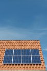 Нещодавно встановлені сонячні батареї на даху нового будинку, Нідерланди — стокове фото