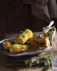 Piatto di mais sulla pannocchia e burro alle erbe — Foto stock