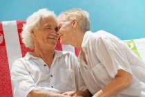 Coppia più anziana che si abbraccia all'aperto — Foto stock
