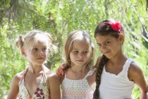 Открытый портрет трех девушек в саду — стоковое фото