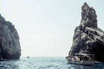 Vista panorámica de Faraglioni de Capri, Napoli, Campania, Italia - foto de stock