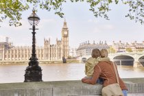 Mère et fils caucasiens regardant grand ben, Londres, Royaume-Uni — Photo de stock