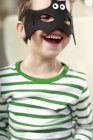 Porträt eines kleinen Jungen mit Fledermausmaske — Stockfoto