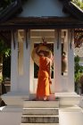 Буддийский монах и храмовые барабаны, Луангпрабанг, Лаос — стоковое фото