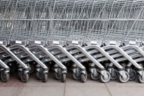 Linha de carrinhos de compras, vista lateral — Fotografia de Stock
