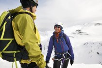 Alpinisti sulle montagne innevate sorridenti, Saas Fee, Svizzera — Foto stock
