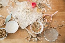 Ingredientes, molde de cozimento, tigelas, rolo de pino, peneira na mesa — Fotografia de Stock