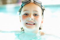 Close up de menina nadando na piscina — Fotografia de Stock