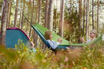 Frauen entspannen sich in Hängematte auf dem Campingplatz — Stockfoto