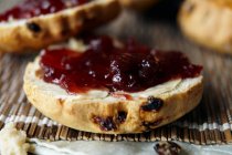 Sliced scone with jam — Stock Photo