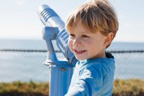 Маленький мальчик на набережной Санта-Барбары — стоковое фото
