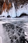 Felswand der Insel Ogoj am zugefrorenen Baikalsee, Insel Olchon, Sibirien, Russland — Stockfoto