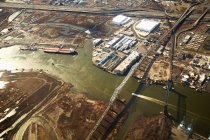 Vista aérea del paisaje de la industria con el río, Nueva Jersey, EE.UU. - foto de stock