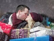 Baciare coppia con regali di Natale — Foto stock
