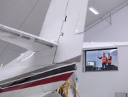 Инженеры смотрят на реактивные самолеты — стоковое фото