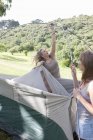 Zwei junge Freundinnen bauen Zelt — Stockfoto