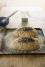 Zwei Bio-Brote zum Backen bereit — Stockfoto