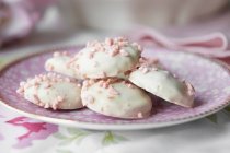 Tiro de perto de biscoitos com salpicos rosa — Fotografia de Stock