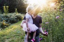 Vater und Tochter in ländlicher Umgebung pflücken Wildblumen — Stockfoto