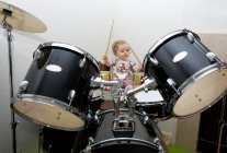 Дитяча дівчинка грає на барабанах — стокове фото