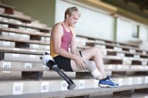 Sprinter preparazione, mettendo su protesi gamba — Foto stock