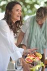Жінка подає тарілку фруктів — стокове фото