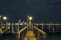 Pier e vista in lontananza della Chiesa di San Giorgio Maggiore alla notte, Venezia, Italia — Foto stock