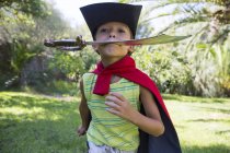 Petit garçon vêtu d'un costume de fantaisie courant dans le parc — Photo de stock