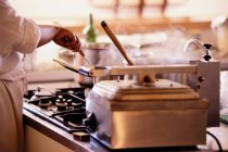 Обрезанный образ шеф-повара за работой на кухне — стоковое фото