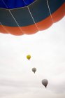Mongolfiere in cielo nuvoloso — Foto stock