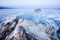 Vista a distanza dell'isola di Borga-Dagan, lago Baikal, isola Olkhon, Siberia, Russia — Foto stock