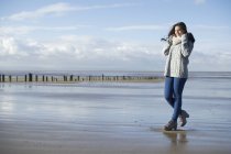 Giovane donna sulla spiaggia, Brean Sands, Somerset, Inghilterra — Foto stock