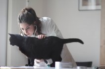 Vétérinaire examinant chat noir — Photo de stock