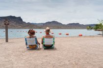 Paar sitzt auf Liegestühlen, Lake Havasu, Arizona, USA — Stockfoto