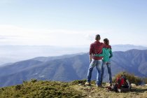 Туристи, насолоджуючись видом з пагорба, Montseny, Барселона, Каталонія, Іспанія — стокове фото