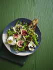 Салат з інжиром, бальзамічною глазур'ю, бурратою, мікротравами, спаржею та хлібом на грилі — стокове фото