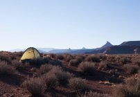 Vue lointaine de la tente au camping désert — Photo de stock