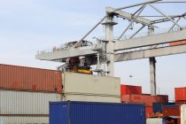 Containerkran und Stapel von Gütercontainern — Stockfoto