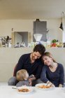 Семья с малышкой, которая ест спагетти — стоковое фото