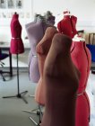 Gros plan des mannequins tailleurs en classe — Photo de stock