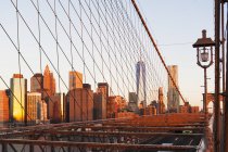 Linha do horizonte de Manhattan a partir de Brooklyn Bridge, Nova Iorque, EUA — Fotografia de Stock