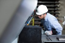 Trabalhador que utiliza máquinas em instalações metálicas — Fotografia de Stock
