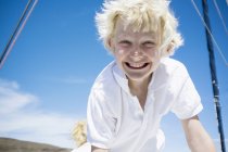 Porträt eines begeisterten Jungen auf einem Katamaran bei Fuerteventura, Spanien — Stockfoto