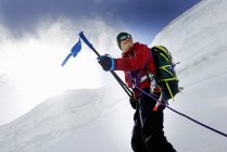 Des alpinistes tenant des bâtons de marche, souriants, Saas Fee, Suisse — Photo de stock